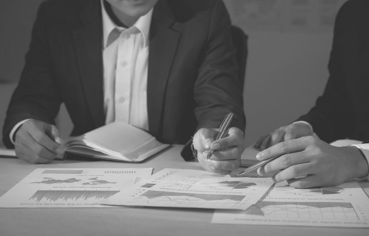 Sesión de webinar en progreso con análisis de casos reales