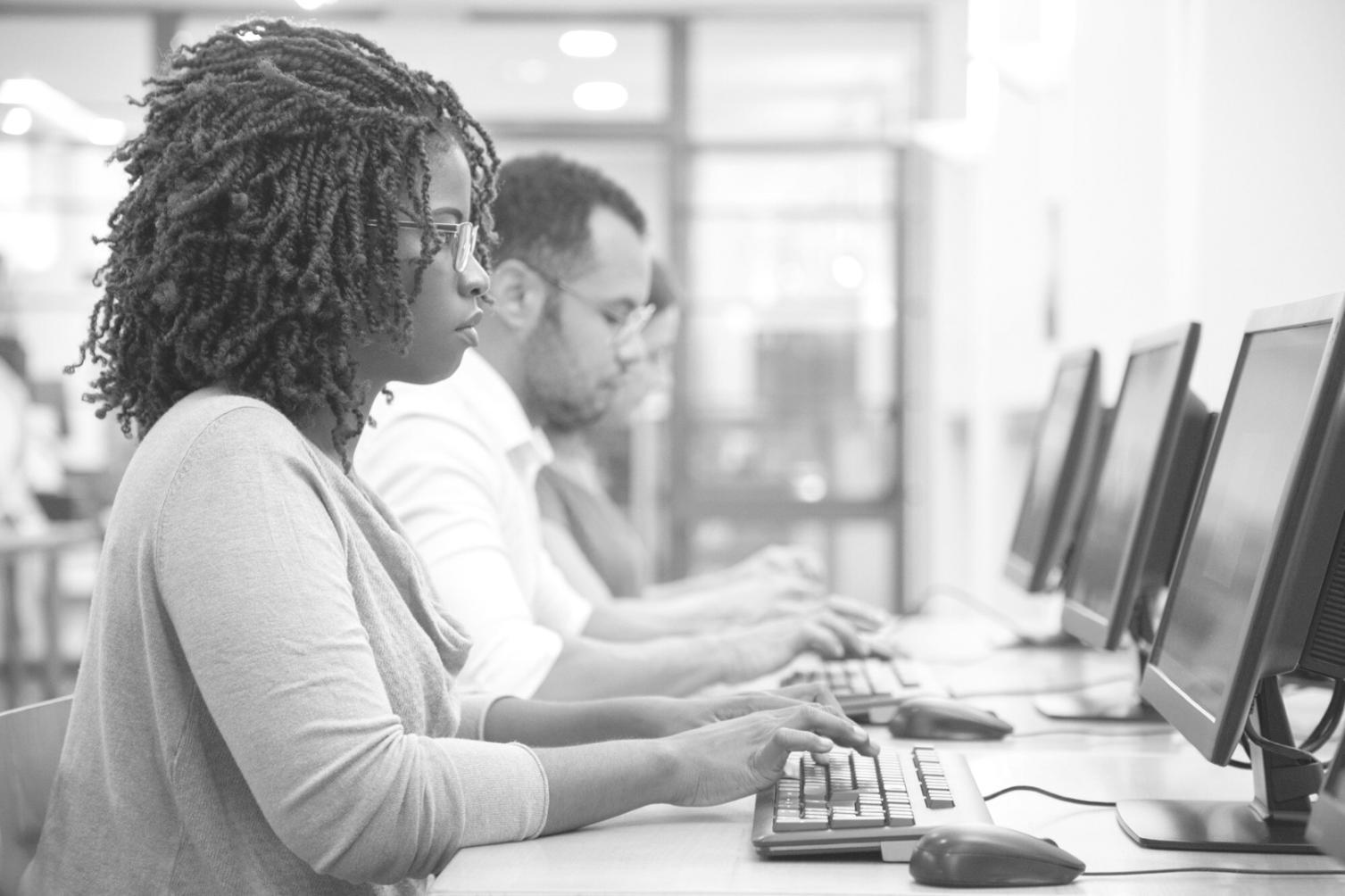 Espacio de trabajo con documentos financieros y calculadora durante sesión práctica