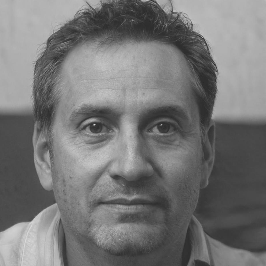 Retrato profesional de Fermín Roldán, mentor del programa